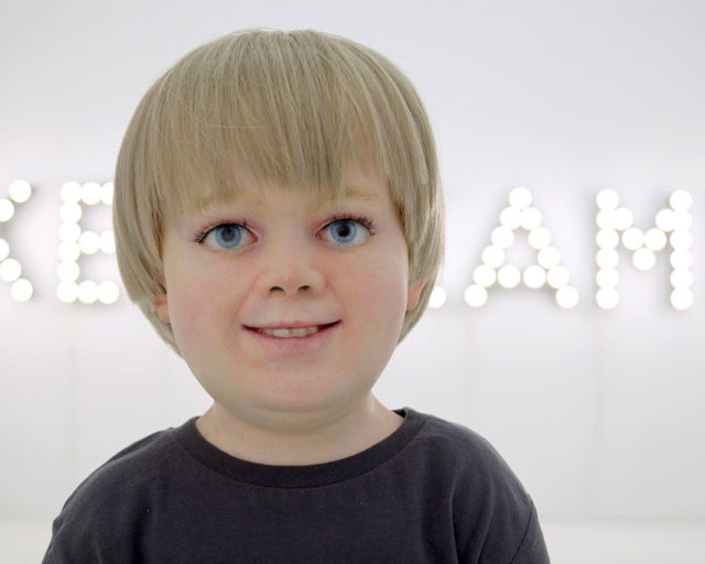 Verleihung der Narrenkappe. Essere ed espressione. Riflessioni sulla degenerazione nell’arte contemporanea. Lirica e brutalità per un anniversario non commemorato.